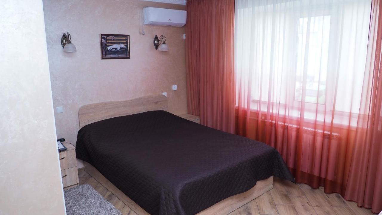 Hotel Nizhyn Buitenkant foto