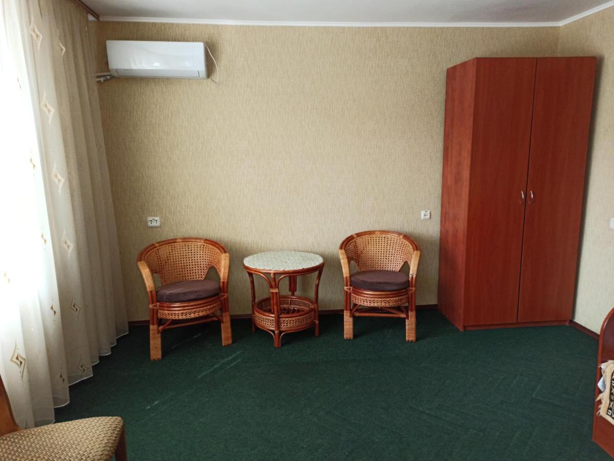 Hotel Nizhyn Buitenkant foto