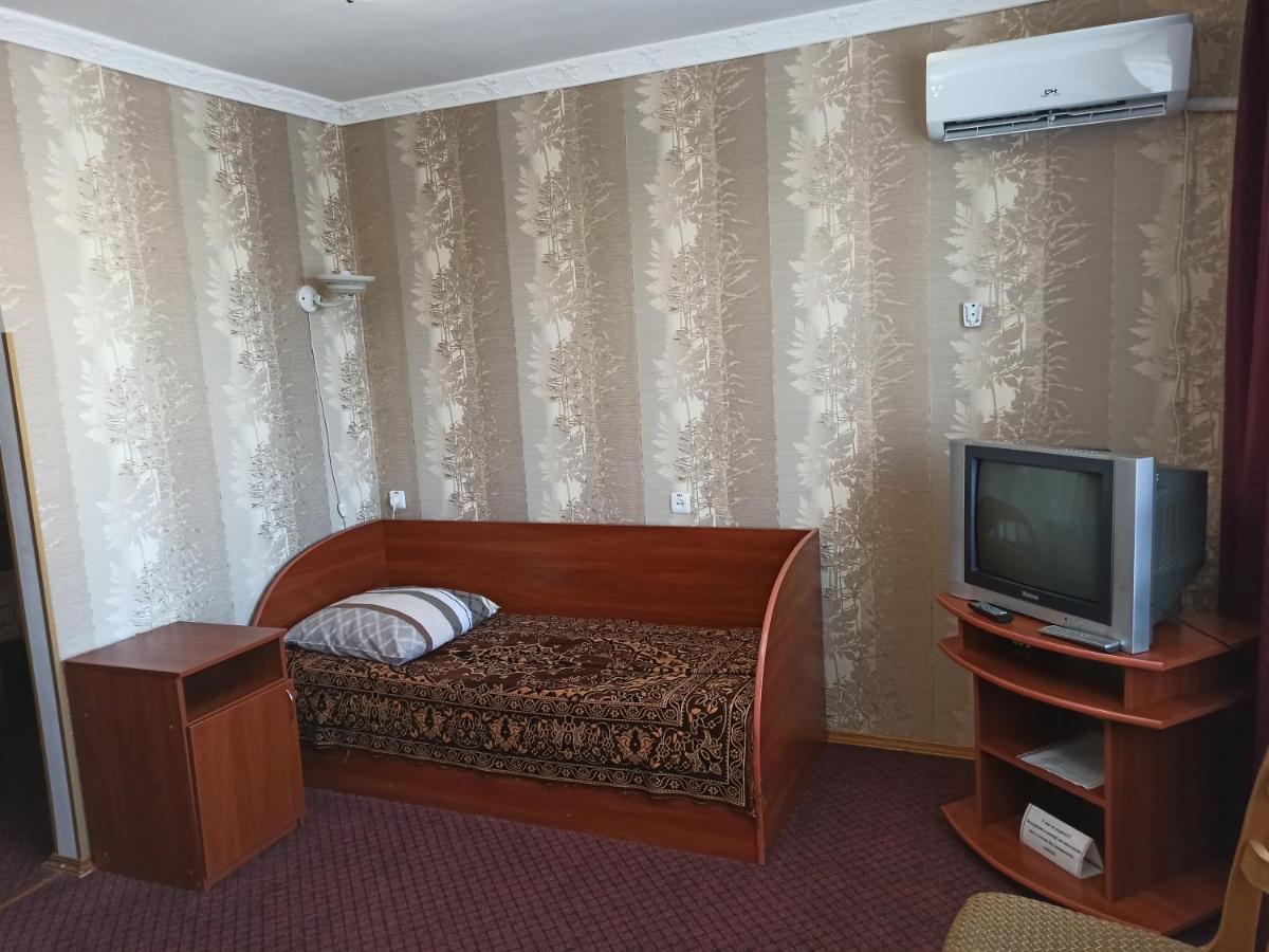 Hotel Nizhyn Buitenkant foto