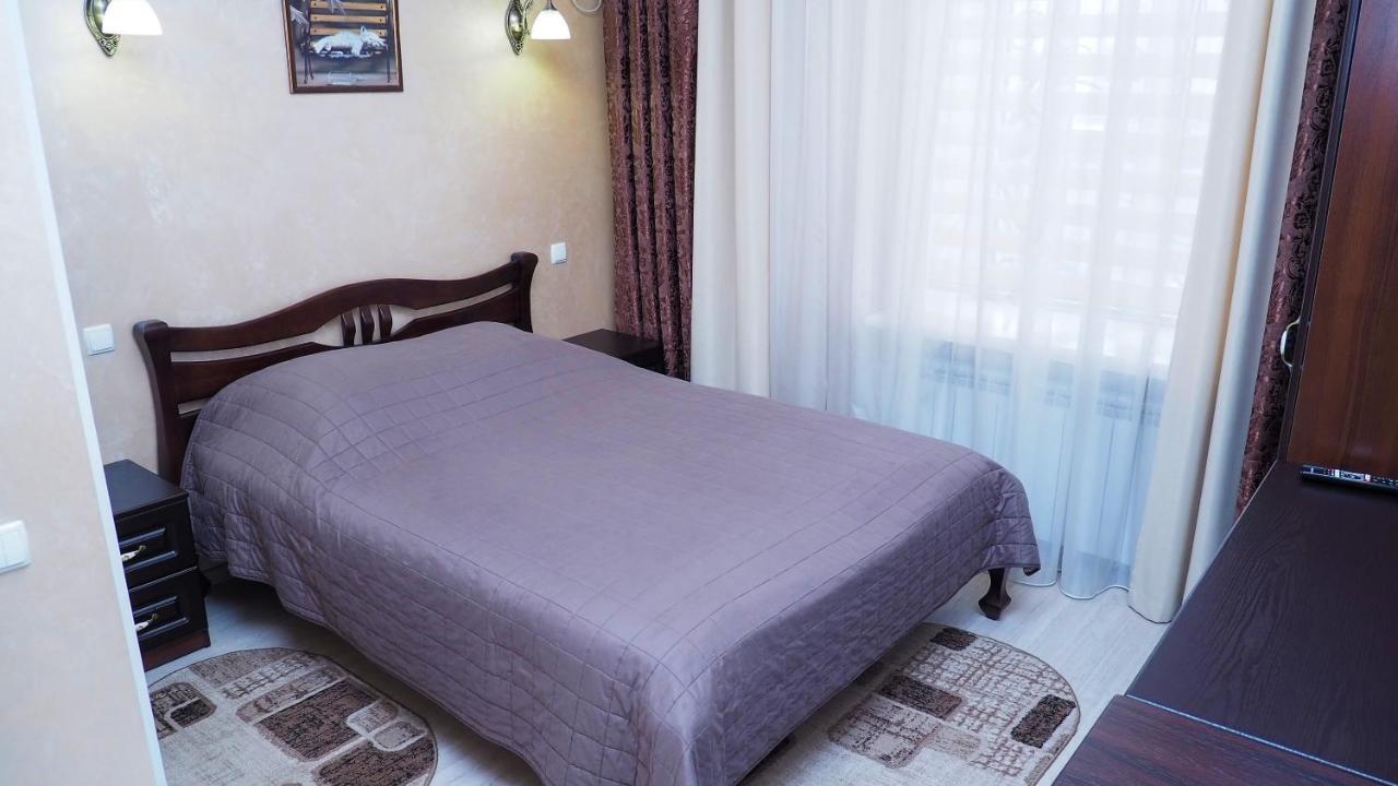 Hotel Nizhyn Buitenkant foto