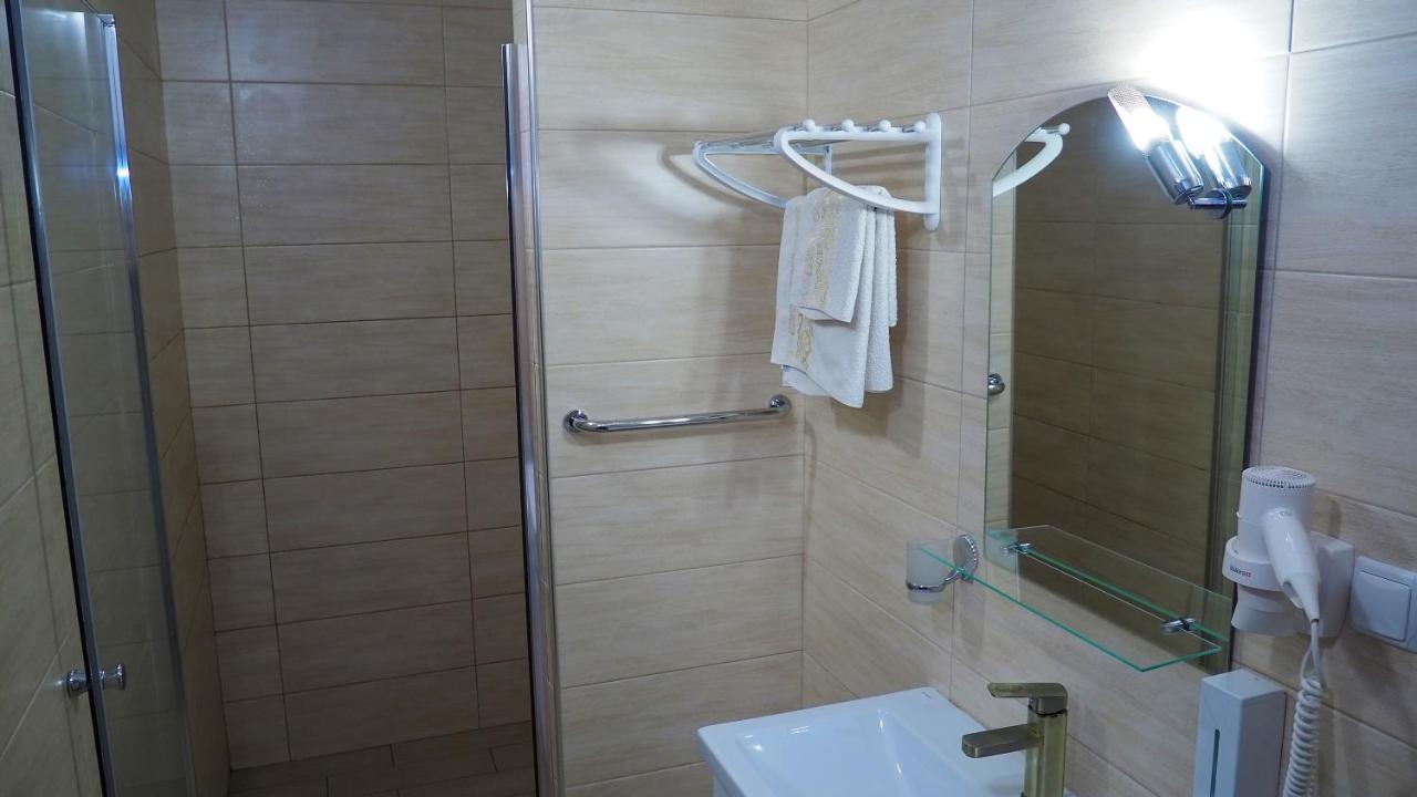 Hotel Nizhyn Buitenkant foto